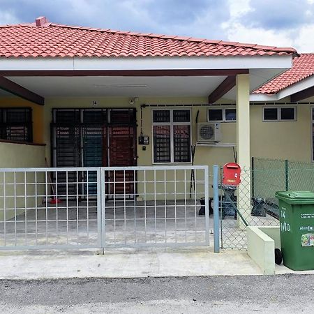 Neesa Homestay Bukit Gambang-Muslim ภายนอก รูปภาพ