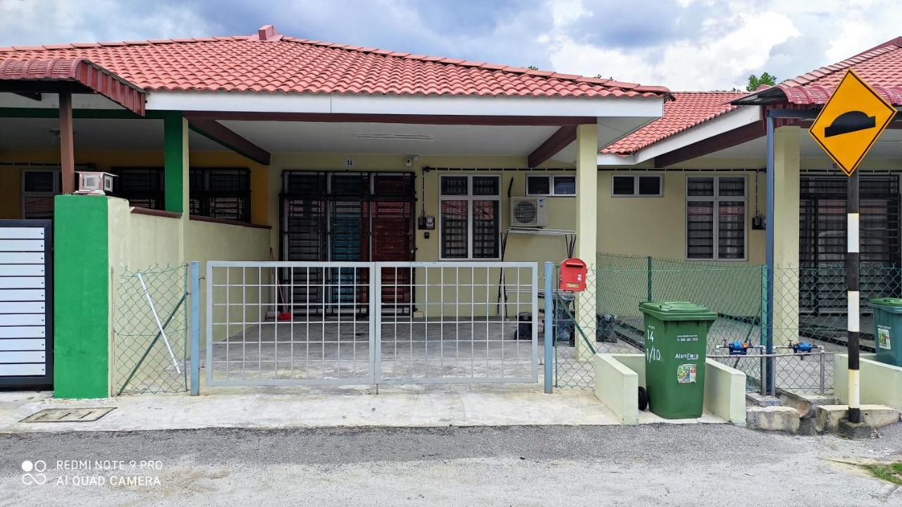 Neesa Homestay Bukit Gambang-Muslim ภายนอก รูปภาพ