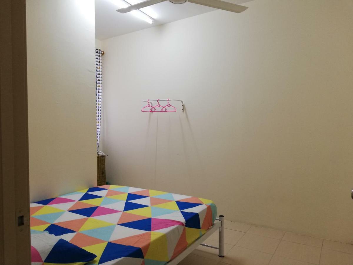 Neesa Homestay Bukit Gambang-Muslim ภายนอก รูปภาพ