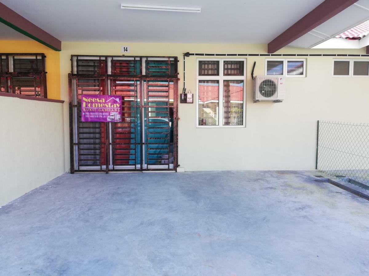 Neesa Homestay Bukit Gambang-Muslim ภายนอก รูปภาพ