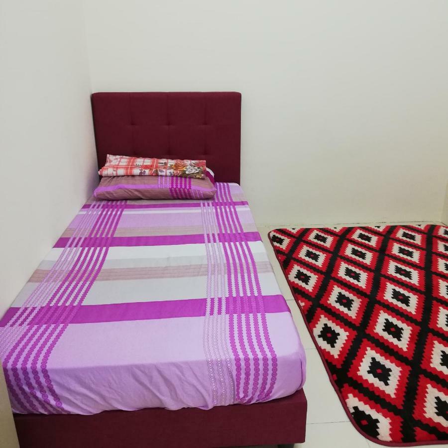 Neesa Homestay Bukit Gambang-Muslim ภายนอก รูปภาพ
