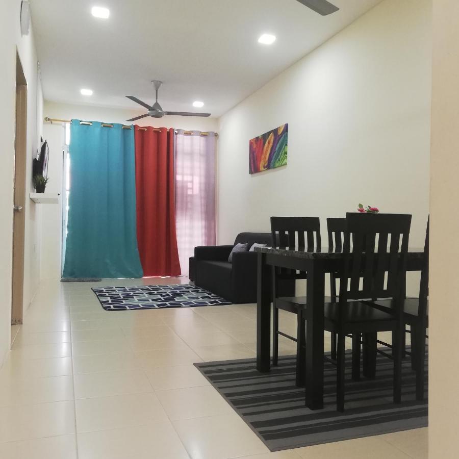 Neesa Homestay Bukit Gambang-Muslim ภายนอก รูปภาพ